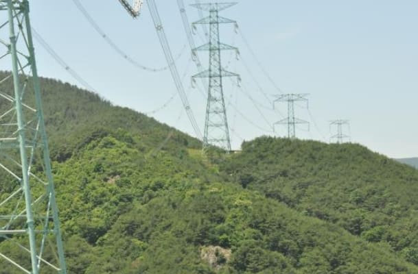  산 꼭대기에는 송전탑을 어떻게 설치할까