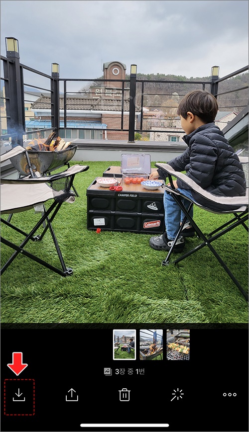 아이가 고기를 먹고 있는 모습이다.