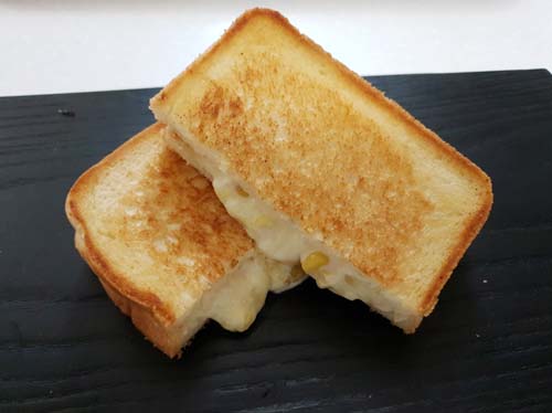  칼로리 폭탄 '콘치즈 토스트' 만들기