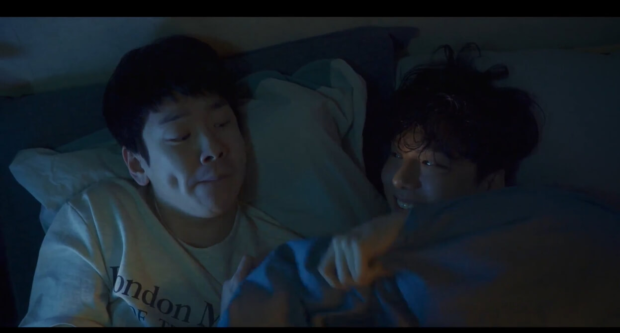 민석의 방에서 함께 지내려고 하는 밝은 표정의 기철