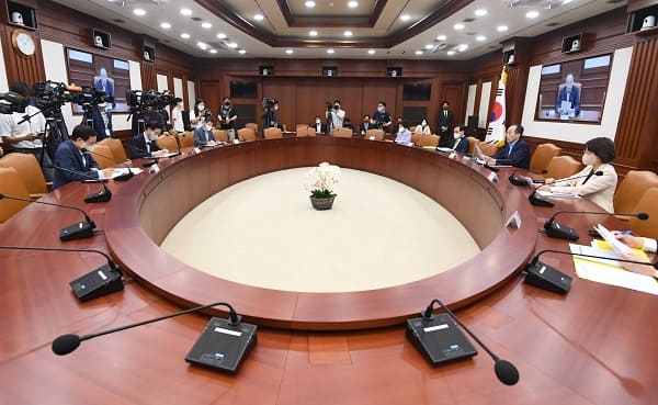  정부, "국민 안전과 건강을 침해하지 않는 한 모든 규제 철폐할 것"