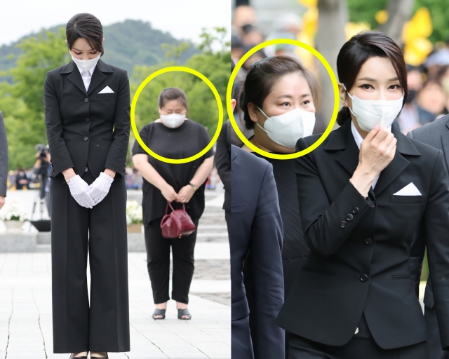  대통령실 김건희 여사 봉하마을 동행인 무속인 아닌 대학교수 지인 충남대 무용학과 겸임교수 김어준저장소 의심 선대위 인수위 맨발 굽 있는 슬리퍼 명품 브랜드 에르메스 추정 가방 착용
