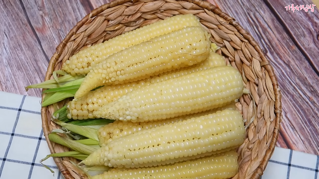 "뜨거운 주방에서 옥수수와 마주하고 있지마세요!" 옥수수의 촉촉함을 유지하면서도 집안 온도를 높이지 않고 맛있게 찌는 방법 3 img