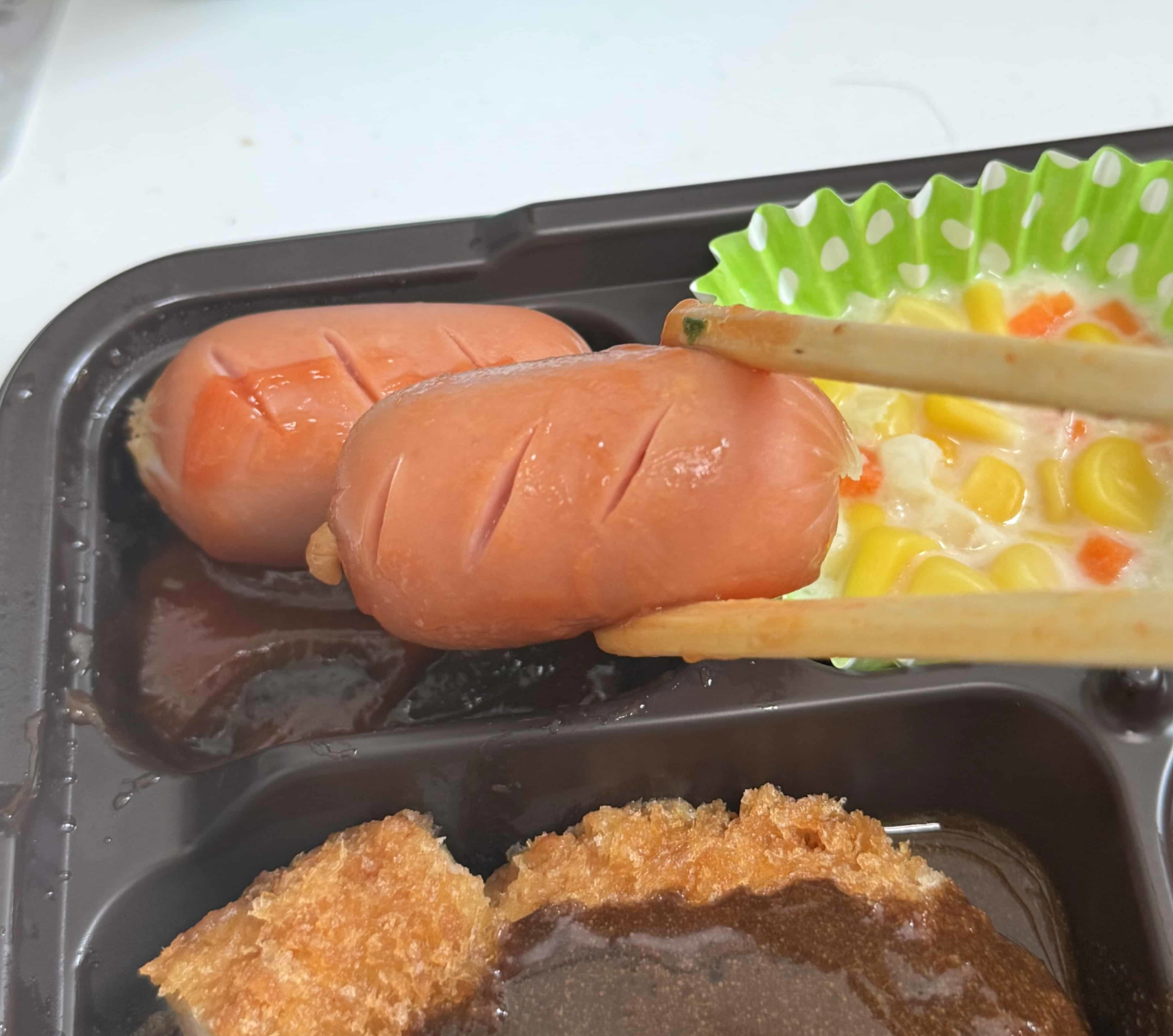 도시락에 들어있는 소세지 사진