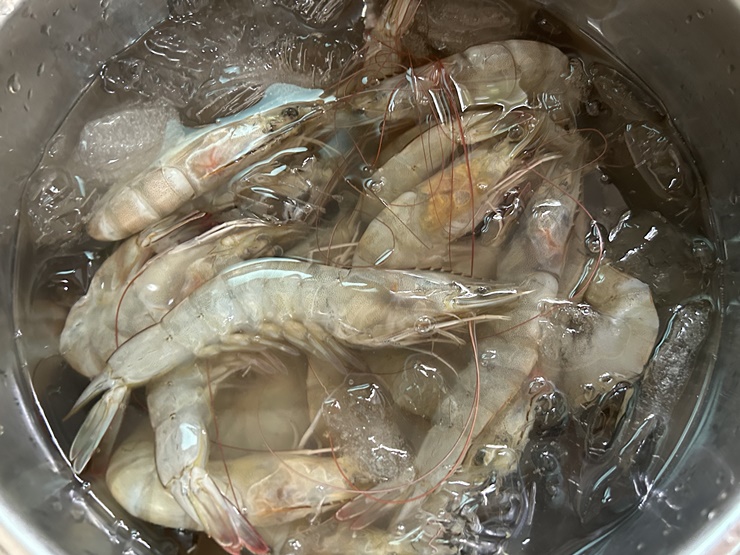 흰다리새우는-소금물에-담가-손질한다