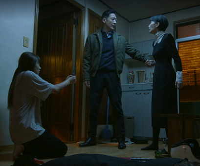 종이달-드라마-7회-줄거리-루리(윤보라)의-요구에-방망이를-잡으려는-이화(김서형)를-막아서는-남편-기현