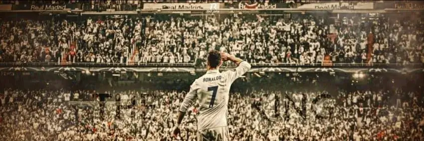 레알 마드리드의 하얀색 유니폼을 입은 호날두가 수많은 관중들 앞에 서서 손으로 인사하고 있다.