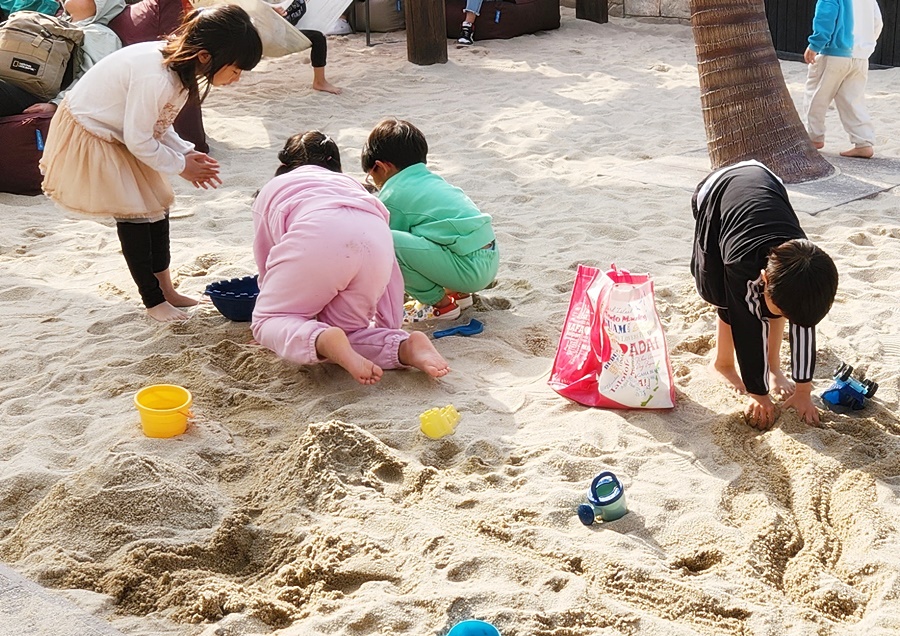 모래놀이 삼매경인 아이들