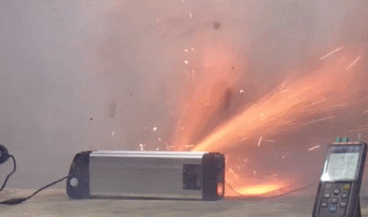&#39;이것&#39; 사용하면 전기자전거 배터리 폭발 가능성 있어 VIDEO: Terrifying moment e-bike battery explodes releasing plumes of toxic smoke