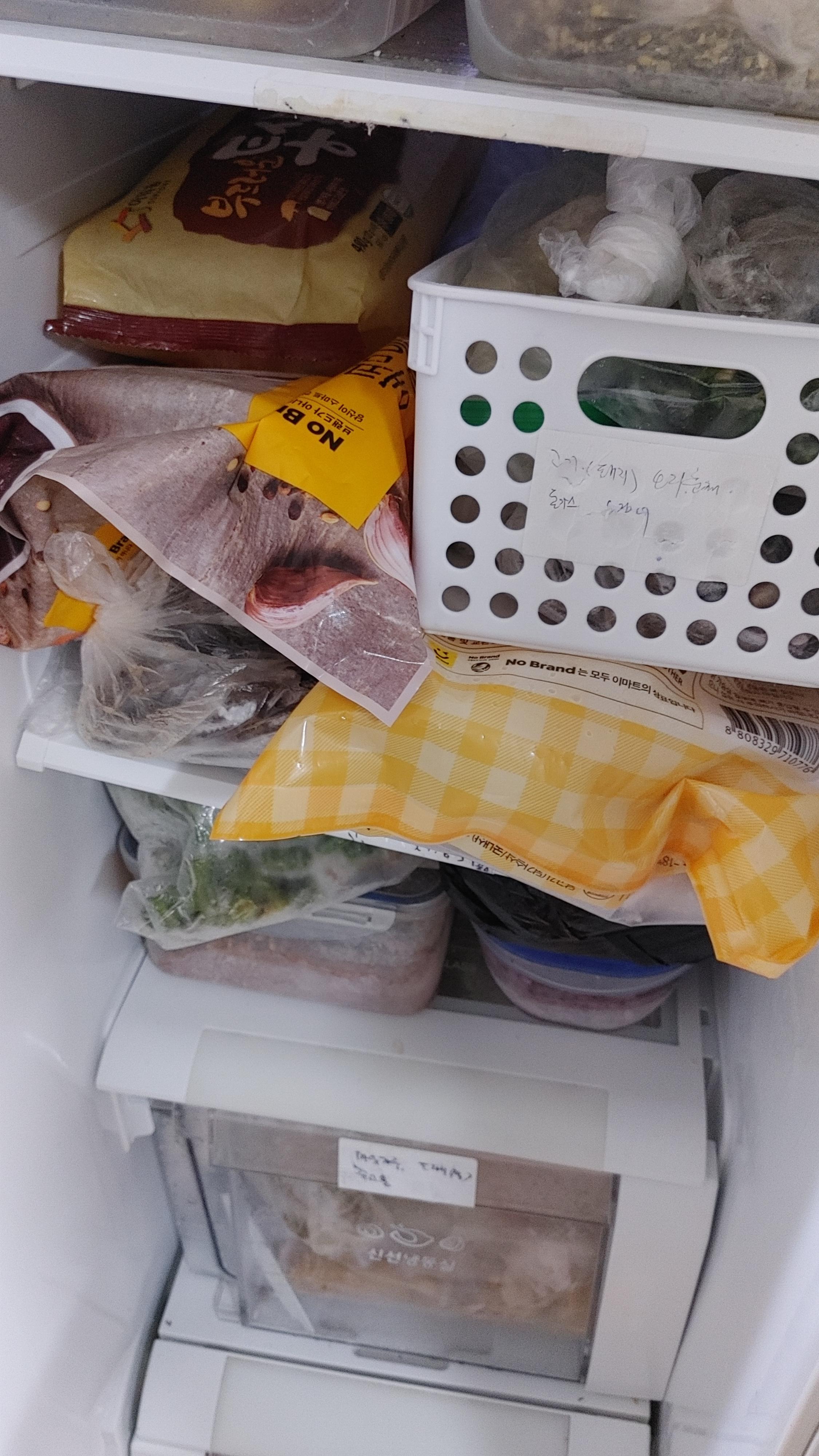  냉장고에 비닐봉지에 가득 쌓인 각종 식품재료를 깨끗하게 정리하는 냉동실 보관용기 사용후기(땡스소윤)