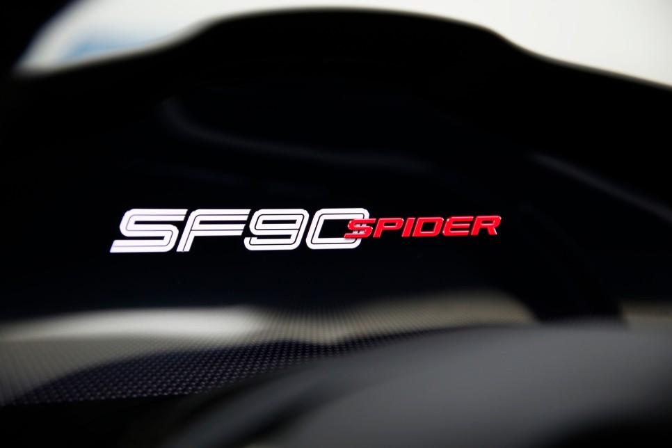 [페라리 SF90 스트라다레] 페라리 최초의 하이브리드 자동차 7