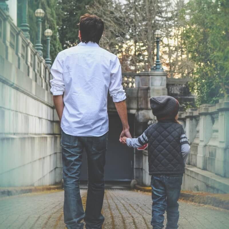 아버지와 자식이 손을 잡고 걷고 있는 뒷 모습 사진