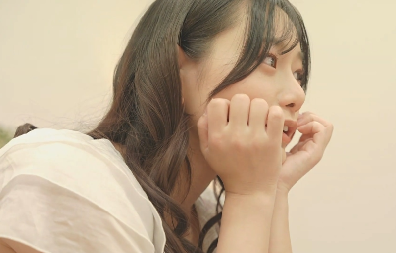 턱을 괸 미츠하 치하루(Chiharu Mitsuha)