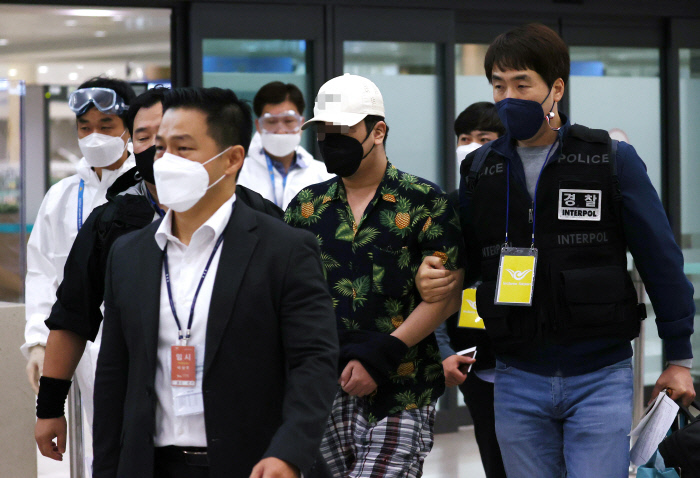  ‘디지털 교도소’ 운영자 국내 송환…피해자 질문에는 ‘침묵’