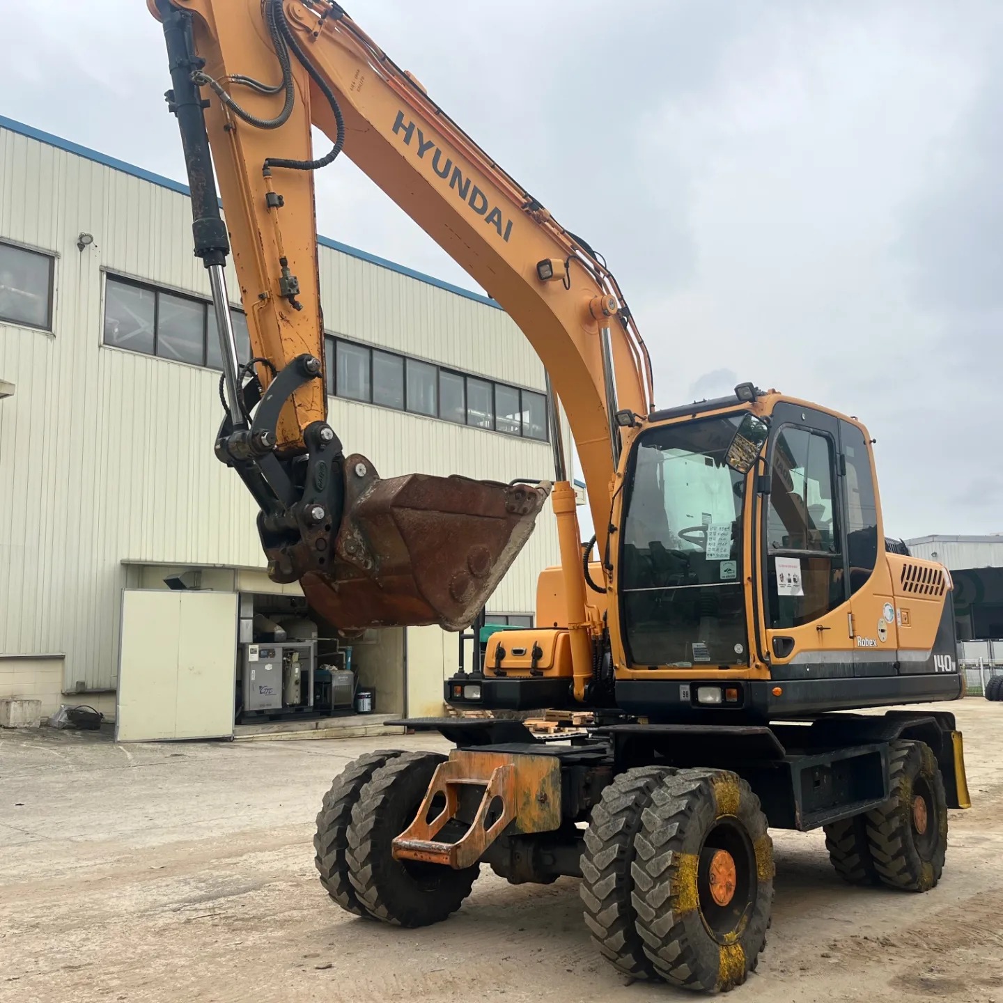  현대 R140W 2010년식 4000만원 판매합니다.