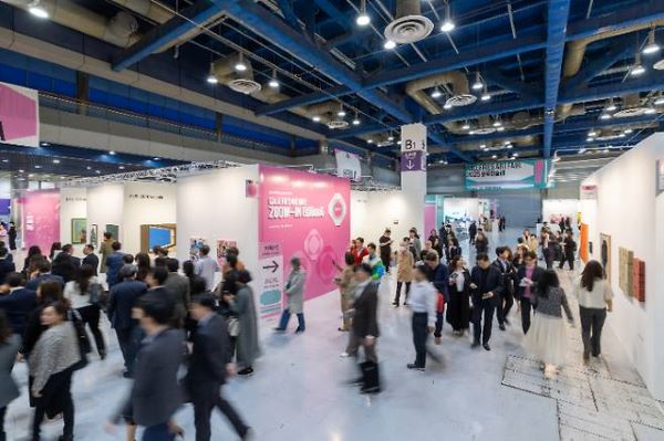 2025 화랑미술제 첫날인 VIP 데이에 6,100여 명의 관람객이 방문해 전년 대비 30% 증가한 관람객 수를 기록했다.