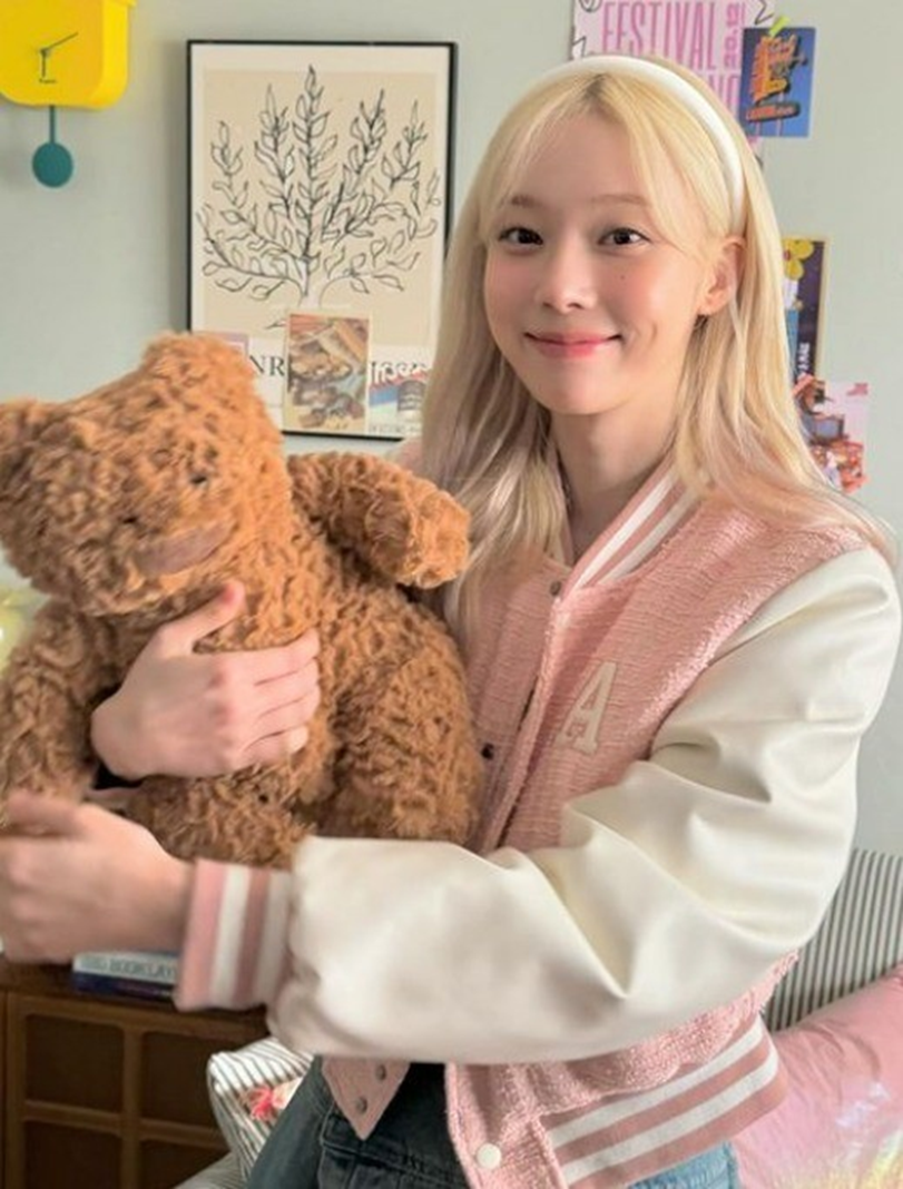 확신의 흑발파 팬들 마저 돌릴거 같은 이번에 금발 생머리 진짜 찰떡으로 소화한 아이돌 | 인스티즈