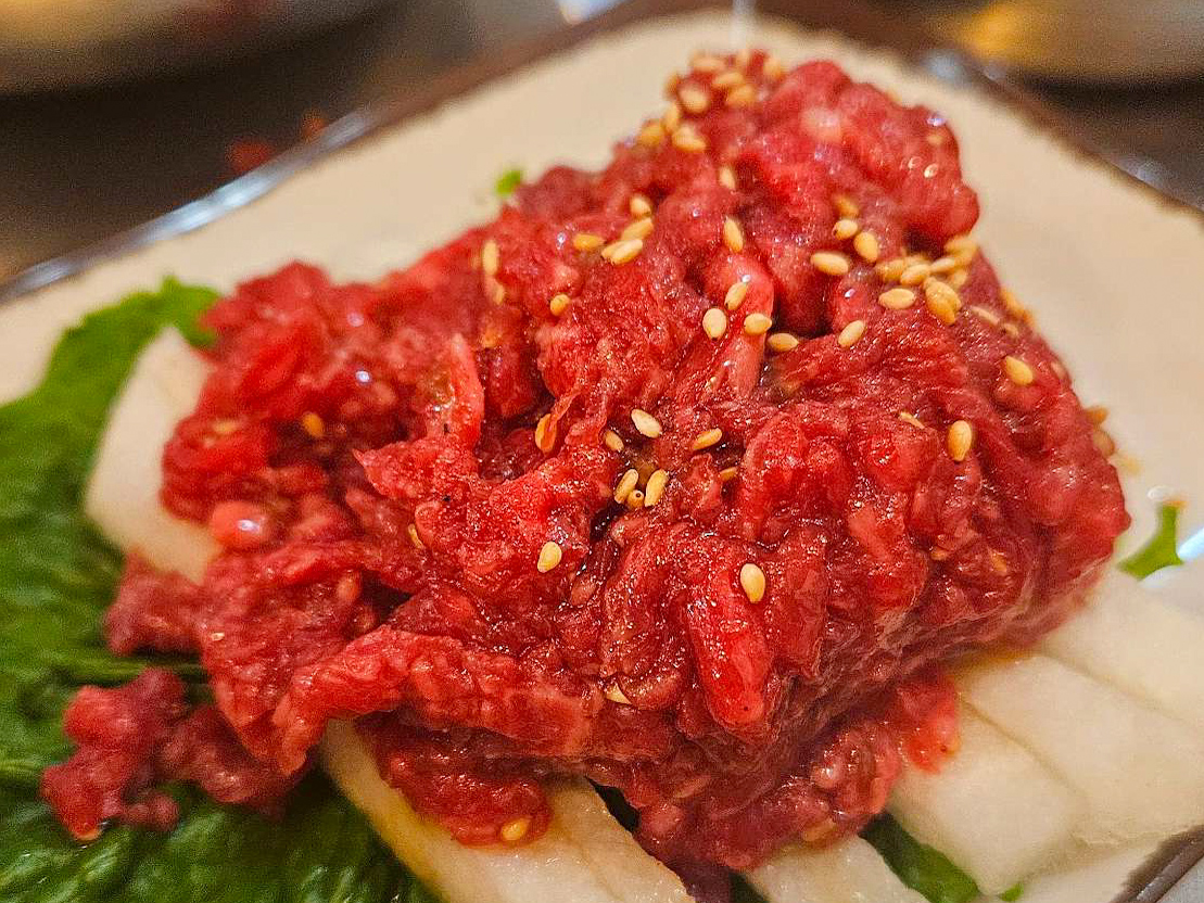 군포 이정래식당 육회 메뉴가 그릇에 담긴 사진