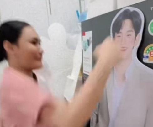 배우 김수현이 故김새론과 미성년자 시절 교제했다는 의혹이 불거진 가운데 동남아시아 등 해외 팬들이 김수현의 입간판을 철거하거나 사진을 뜯는 영상을 올리며 불만을 표출하고 있다. 사진은 SNS 캡처. [사진=틱톡]