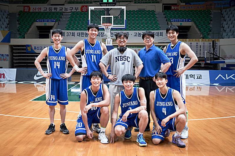 영화-리바운드-감독-배우들-단체포즈-모습