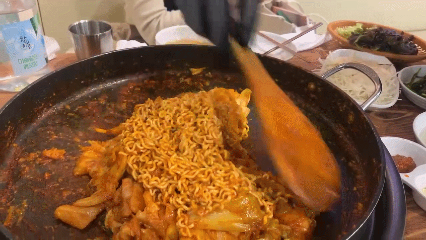  [성수동] 오근내7 닭갈비, 카레 향이 인상적인 닭갈비 매장(feat. 카레 향 닭갈비, 라면 사리, 부추 무침)
