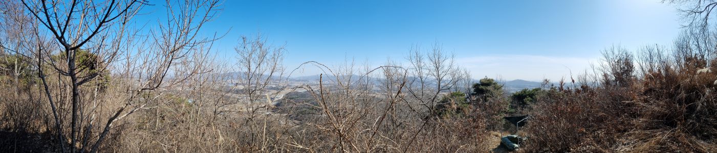 푸른 하늘&#44; 파노라마뷰&#44; 잡목에 가려진 전망&#44; 산아래 장호원 일대&#44;