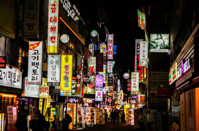 서울 먹자골목 밤 거리의 풍경