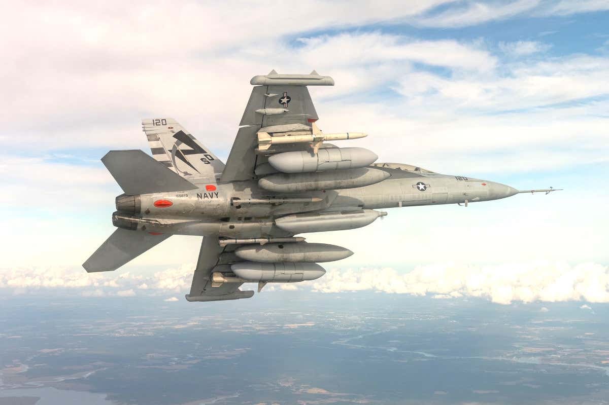 EA-18G Growler가 새로운 NGJ 중간대역 포드 한 쌍을 날개에 장착하고 시험하고 있다.