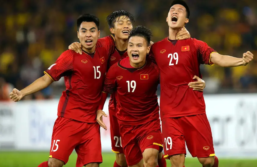 태국전-
붉은 유니폼을 입고 4명의 선수들이 축구그라운드 위에서 얼싸안고 뛰어가는 태국선수