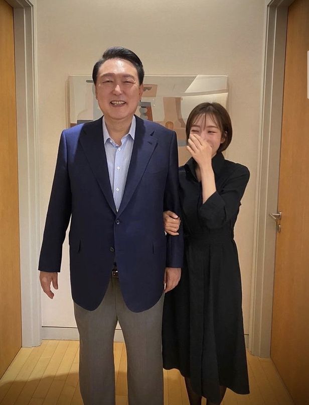  내 상상과 많이 달랐다 재단사가 기억하는 윤석열 부부 양복점 페르레이 오뜨 꾸뛰르 김검희 인스타그램에 윤 대통령의 서초동 자택 아크로비스타에서 찍은 것으로 보이는 사진 후일담