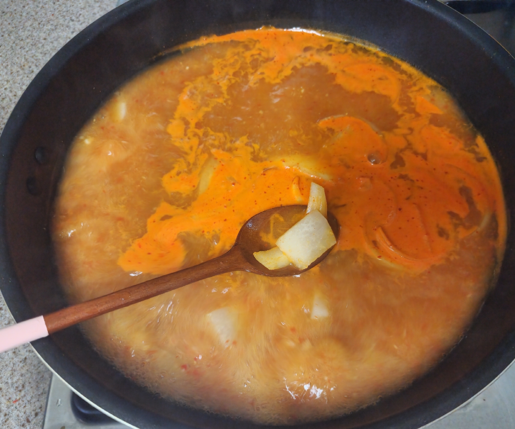 무,양파,다진마늘,고춧가루-넣고-끓이기