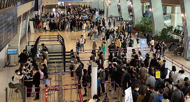 김포공항-대기중인-사람들