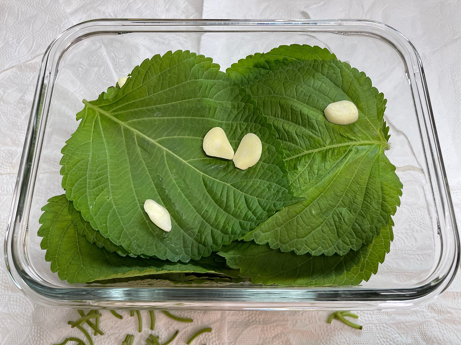간장 깻잎 장아찌 - 열탕 소독한 유리 용기에 깻잎, 마늘 담기
