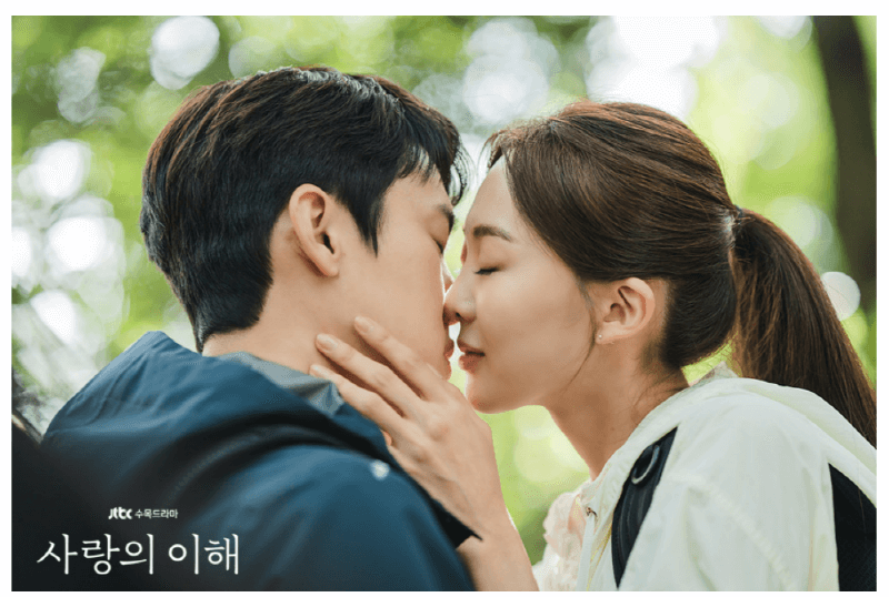 드라마 사랑의 이해 7회 하상수와 박미경의 등산길에서 키스 장면(출처: JTBC)