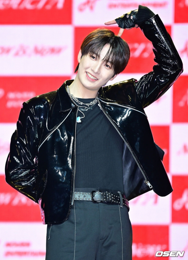 쇼케이스 중인 오늘 데뷔한다는 아이돌 | 인스티즈