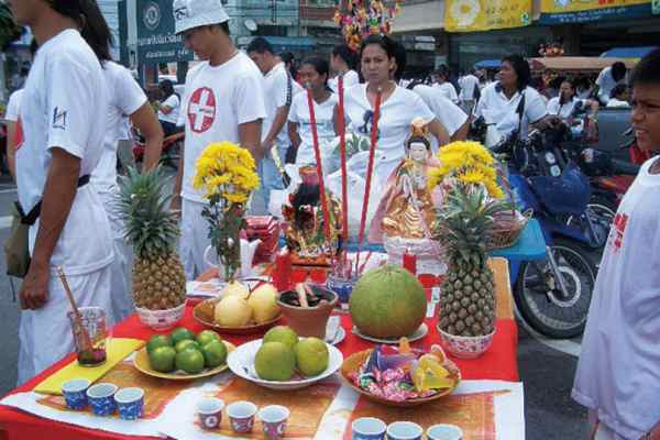 채식 축제 (Phuket Vegetarian Festival)