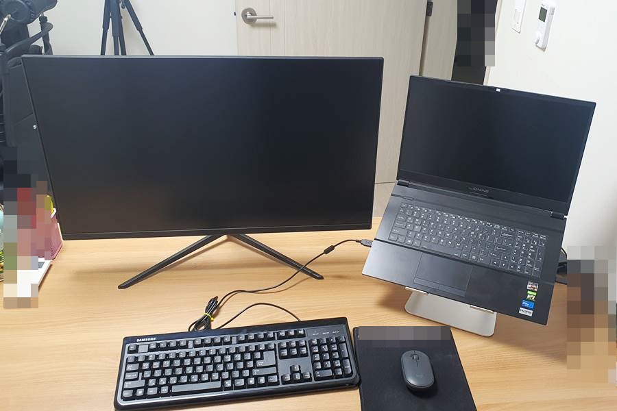 책상-위에-놓인-모니터-노트북-키보드-마우스