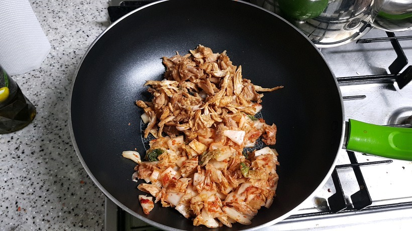 치킨과 김치 볶기