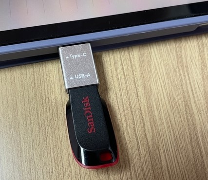 갤럭시탭에 USB 끼우기