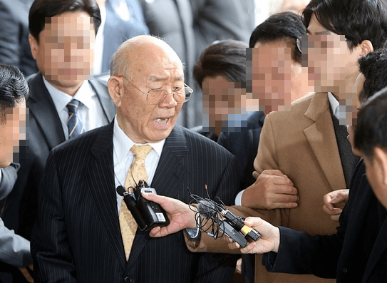 "할아버지는 학살자, 우리 가족의 추악한 범죄를 밝힙니다." 전두환 손자가 SNS에 양심선언한 충격적인 이유