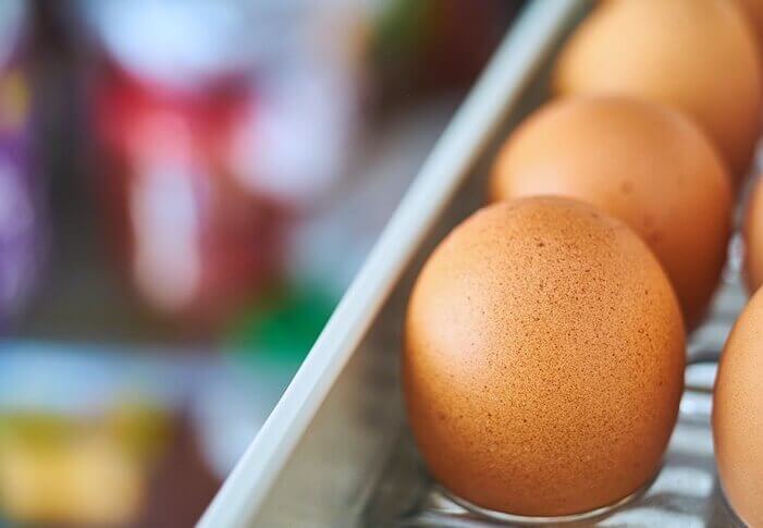 냉장고 계란칸에 줄맞춰 놓여있는 계란들