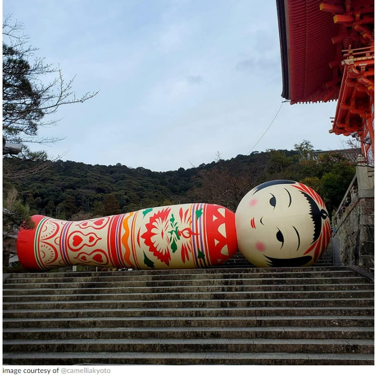 유명한 교토 청수사에 등장한 거대한 코케시 인형 Giant kokeshi doll welcomes visitors to historic kiyomizu-dera temple in kyoto