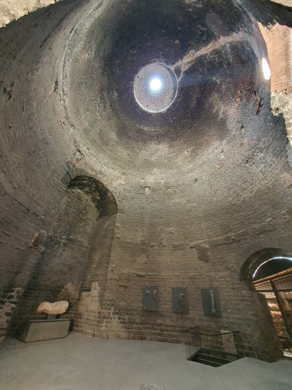 크즐아블루-원형건축물-내부