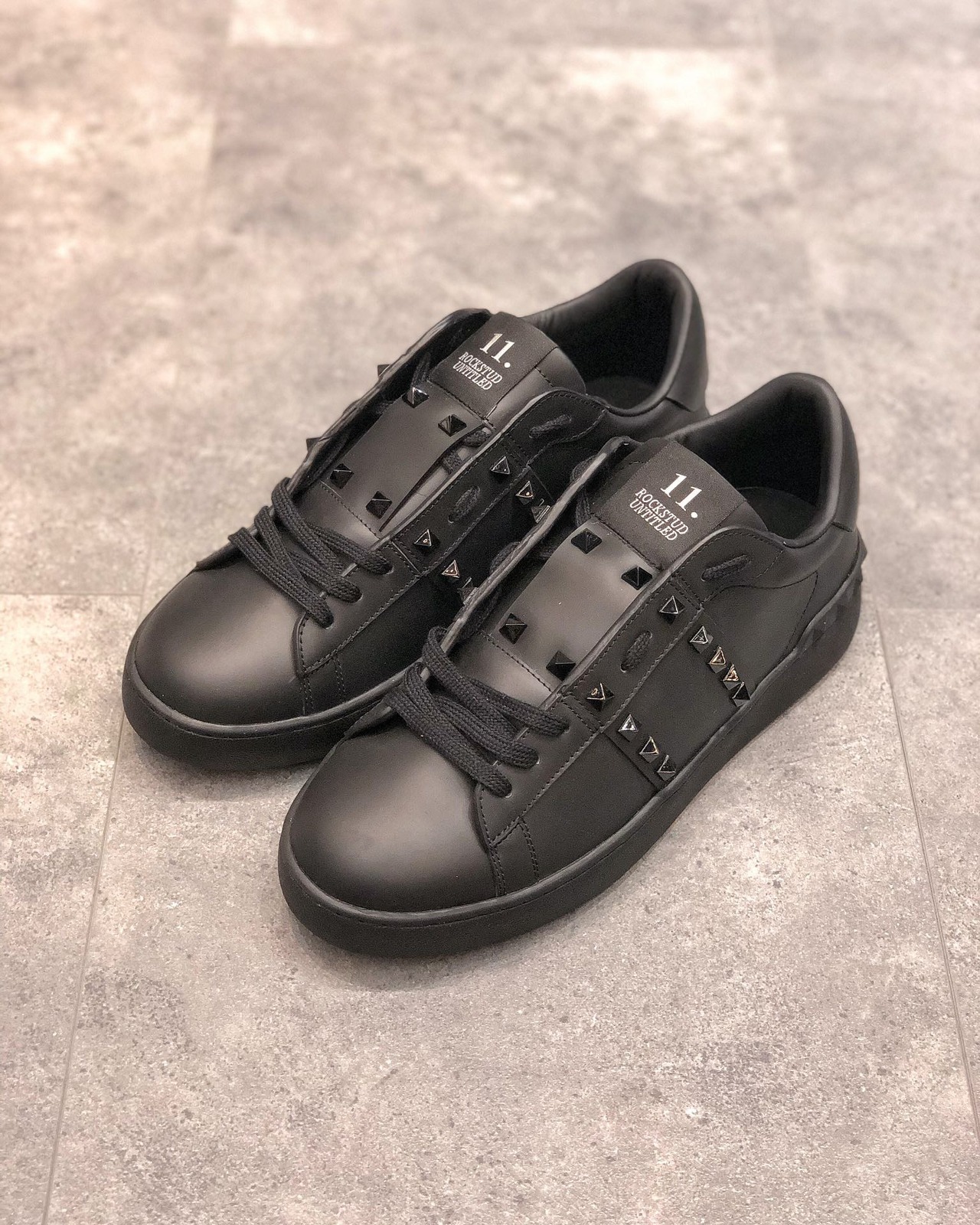  [VALENTINO] 발렌티노 락스터드 언타이틀 느와르 스니커즈 VY2S0931BXE0NO
