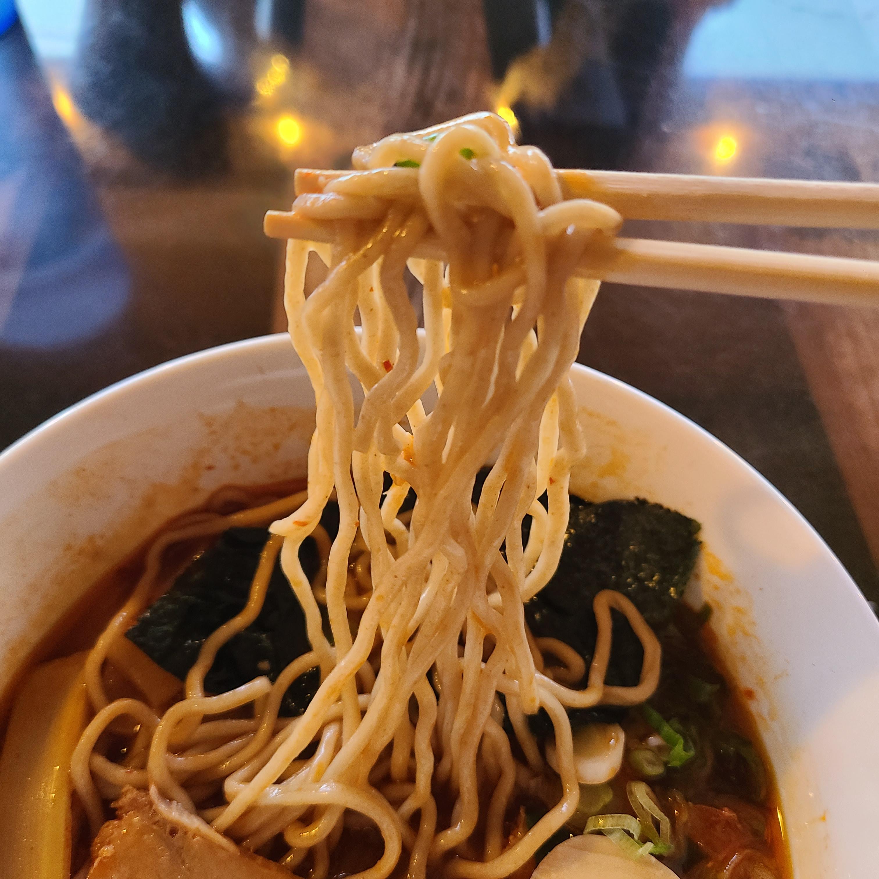 쇼유 라멘 (Shoyu Ramen)의 라멘 면발