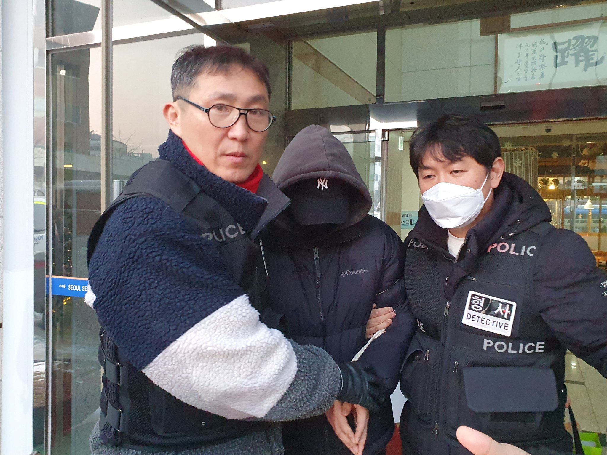 경복궁 낙서 테러 복구 비용 1억원+α, 피의자 및 부모에게 청구한다 - 낙서 테러 사주한 '이 팀장'은 오리무중, 구속은 20대 모방범만 경복궁 낙서 테러 복구 비용 1억원+α, 피의자 및 부모에게 청구한다 - 낙서 테러 사주한 '이 팀장'은 오리무중, 구속은 20대 모방범만