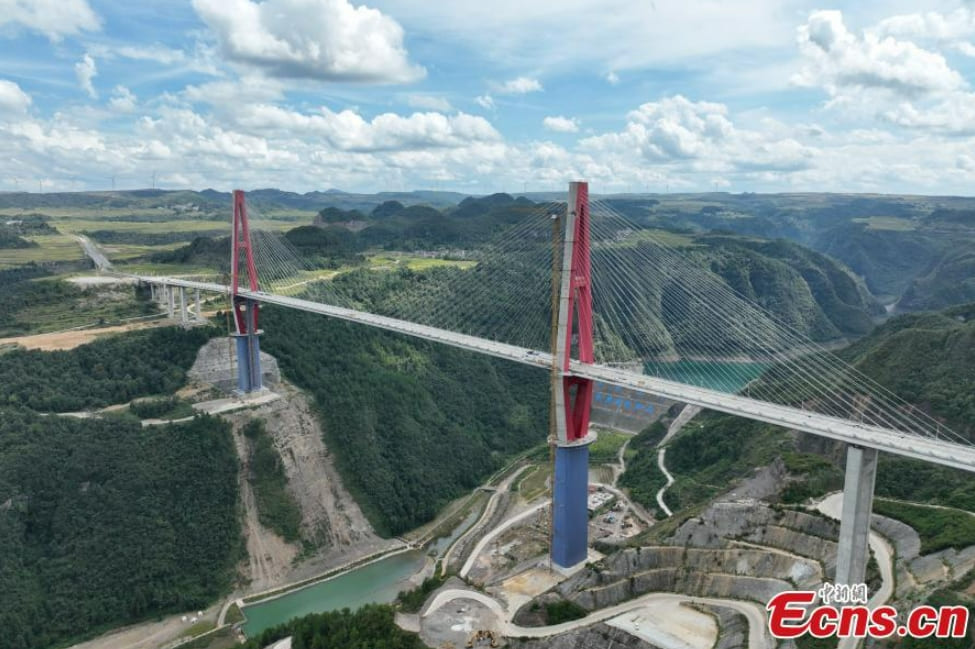 세계 최초 중국 알파인 협곡 경관 사장교(건설 중) VIDEO: World&#39;s first alpine canyon landscape cable-stayed bridge under construction in Guizhou