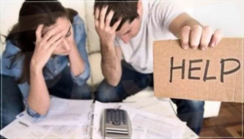고지서를 보고 help이미지를 든 남성과 옆 여성