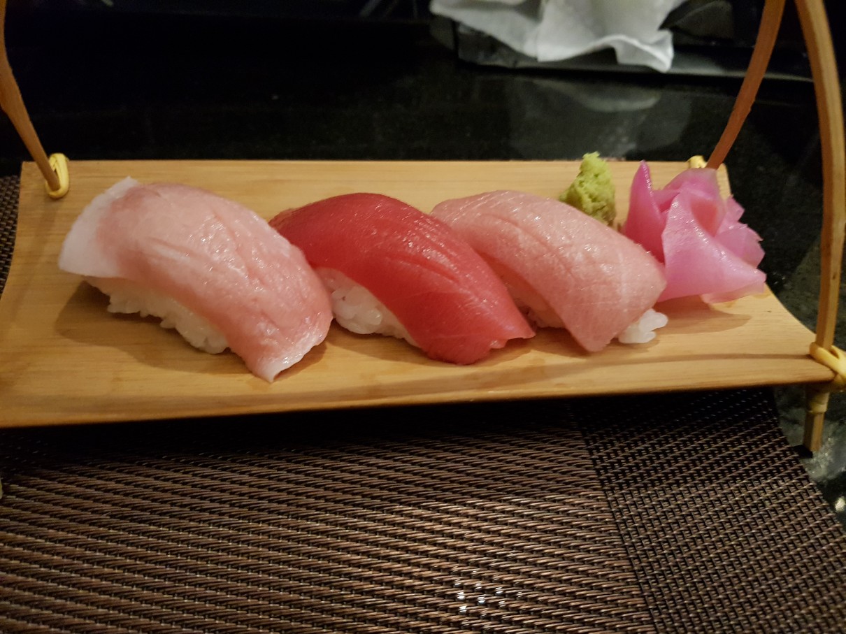 호치민 빈탄군 스시 전문점 Miya Sushi - 3종류 참치 초밥(아까미/쥬도로/오도로)
