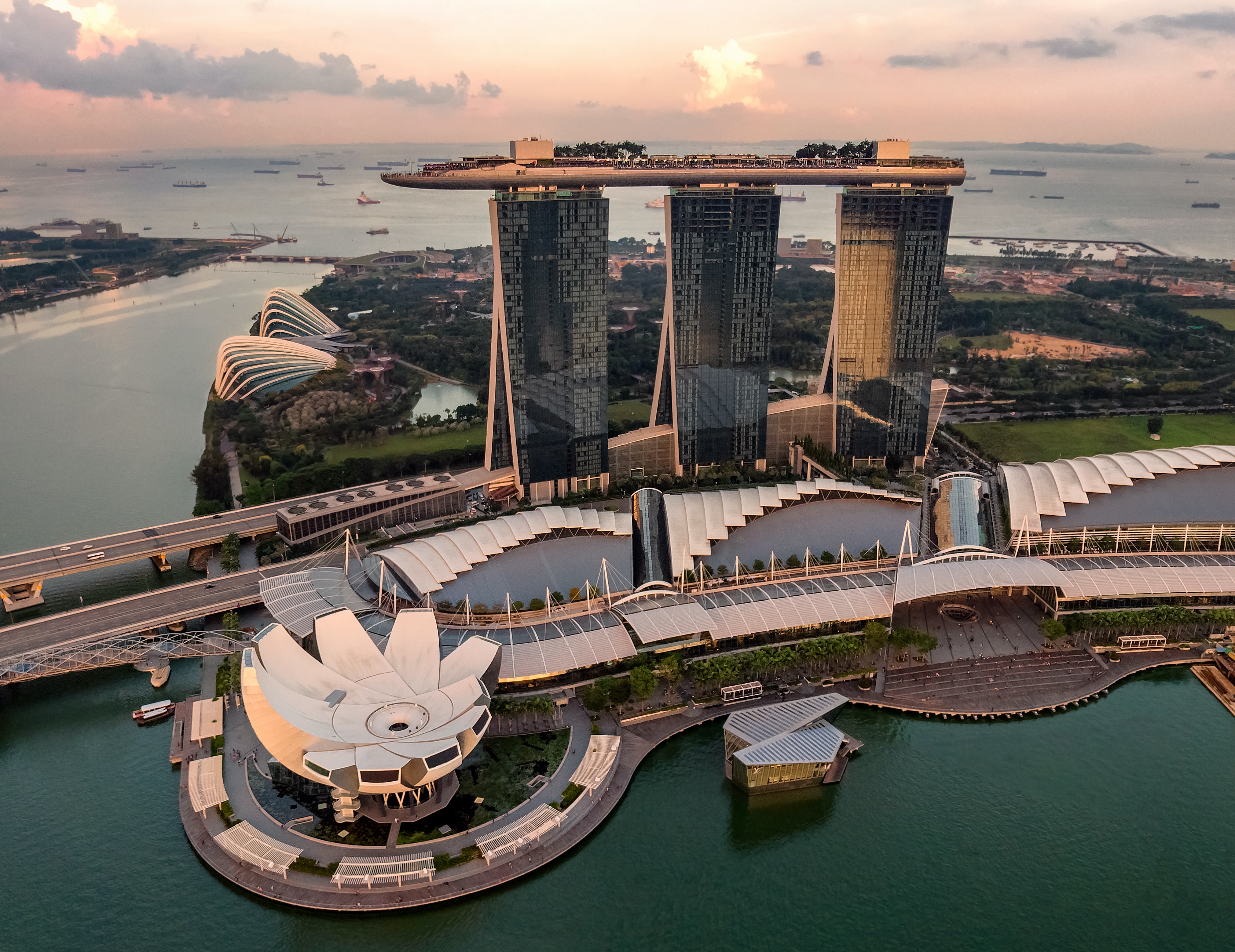 싱가포르의 마리나베이 샌즈 건물과 바다의 모습